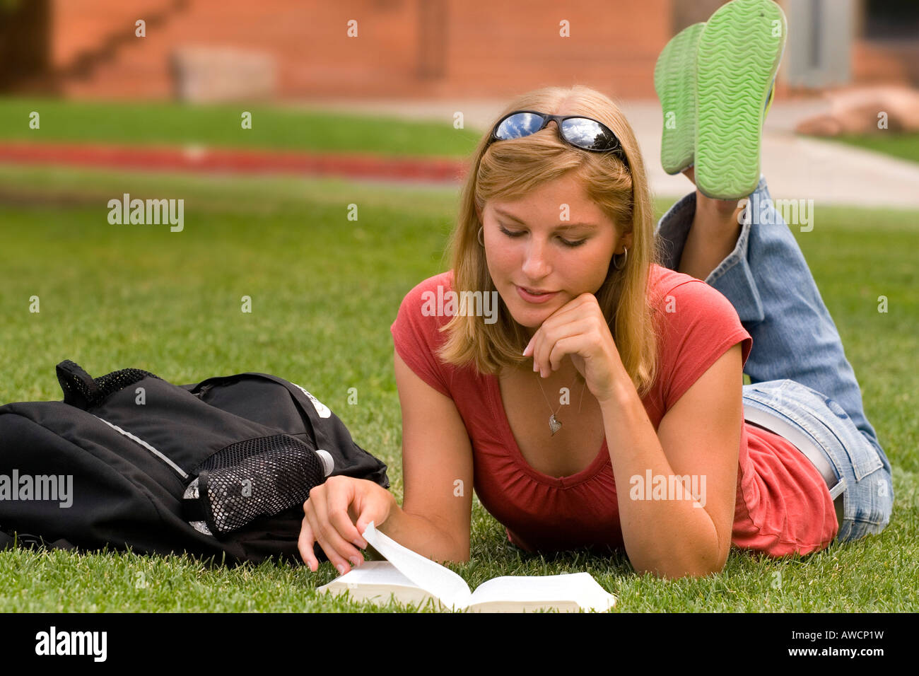 Jeune blonde female college student studying on campus Banque D'Images