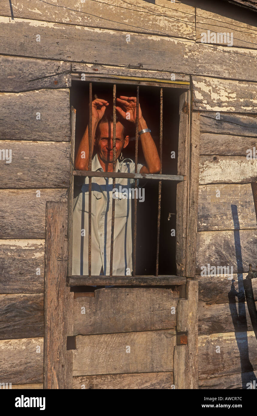 L'homme à la fenêtre barrée par Cuba Banque D'Images