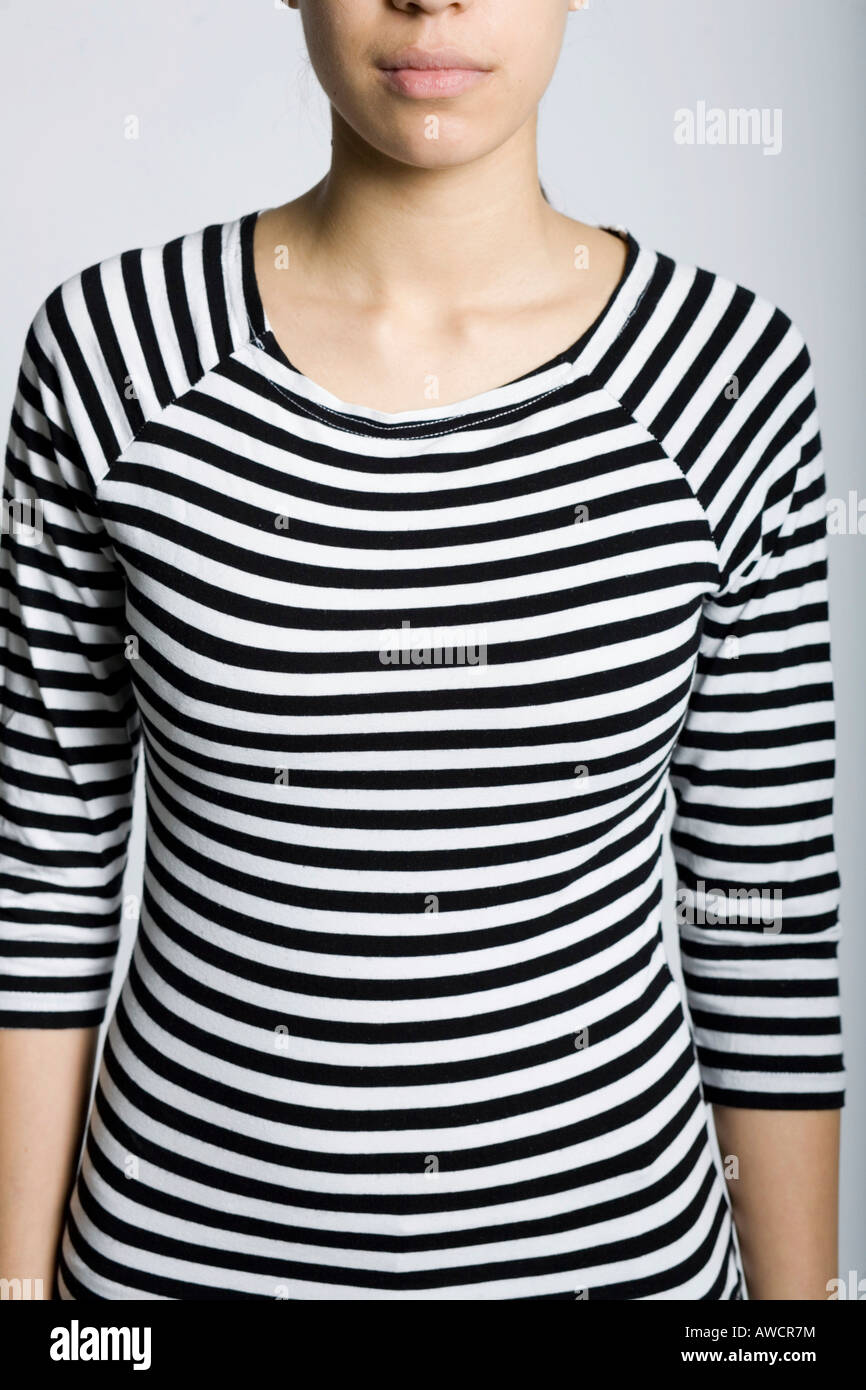 Jeune femme portant un noir et blanc haut rayé Photo Stock - Alamy