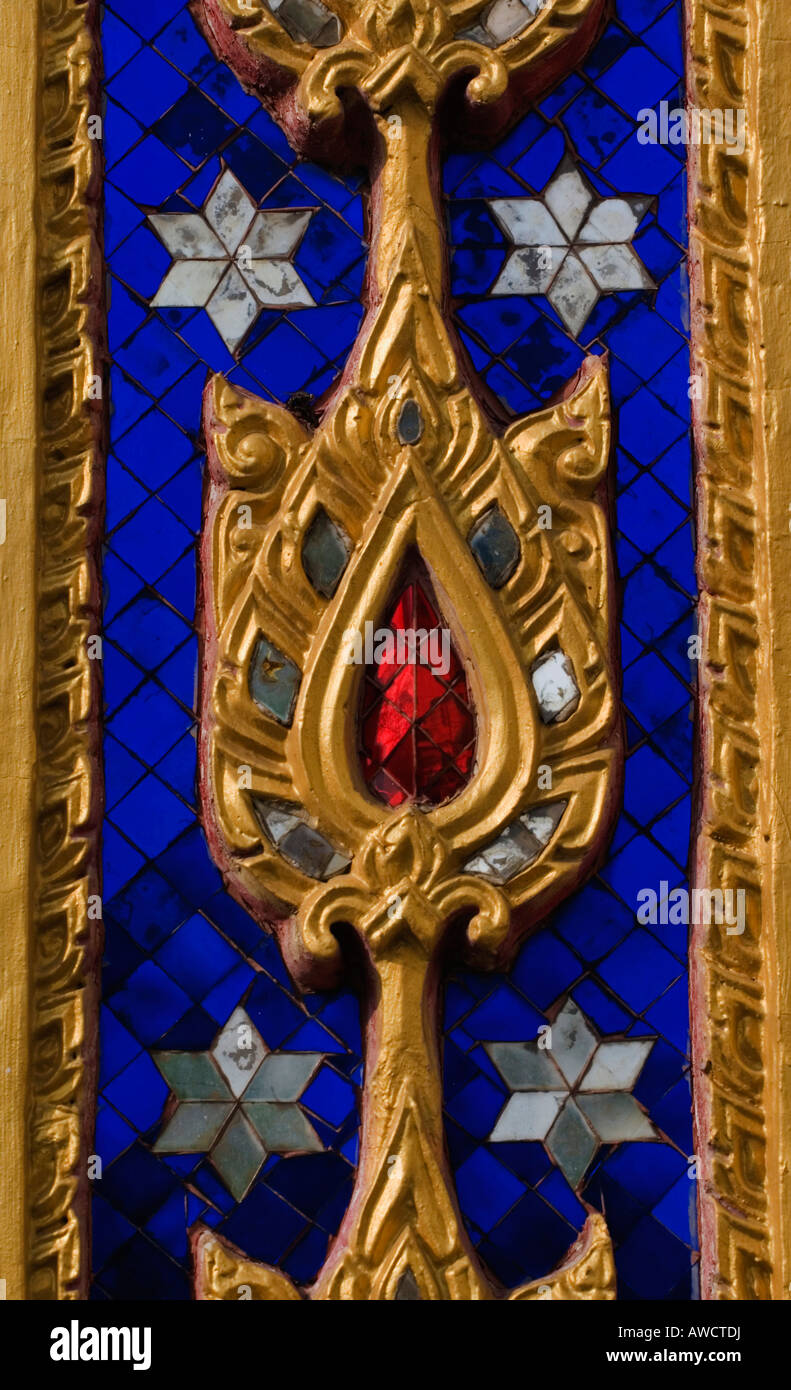 Détail d'une mosaïque trouvée dans un temple thaïlandais, en Thaïlande, en Asie du sud-est Banque D'Images