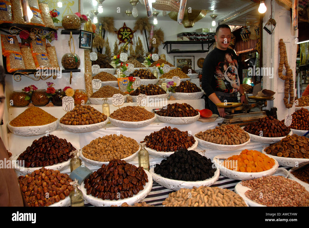 Vendeur de noix et fruits séchés medina Fes El Bali Maroc Banque D'Images