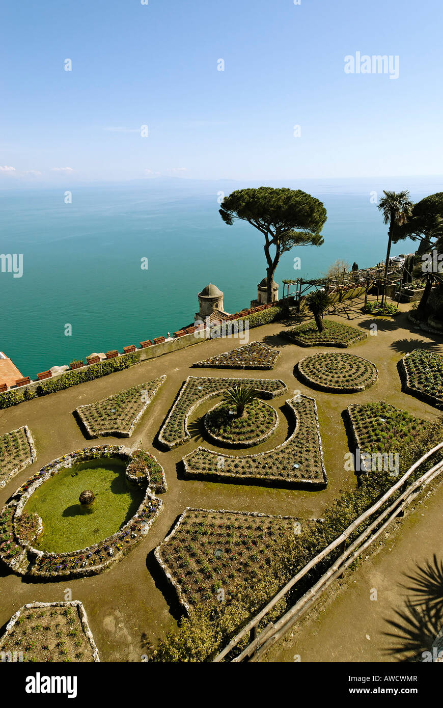 Ravello Campanie Italie Italia Villa Rufolo jardin au-dessus de la côte amalfitaine Banque D'Images