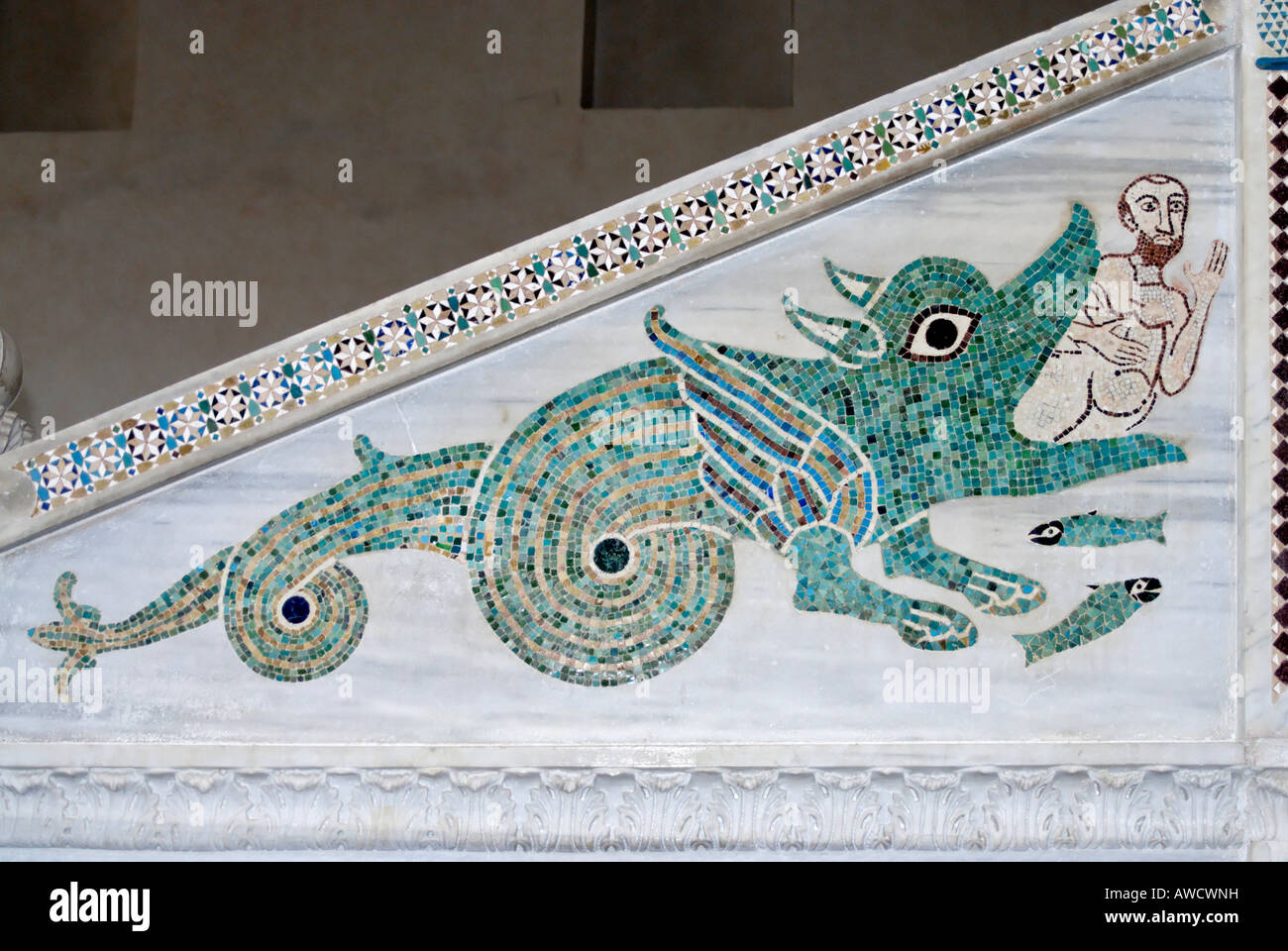 Ravello Campanie Italie Italia cathédrale St Pantaleon chaire romane une mosaïque des baleines dragon vomit Jonas out Banque D'Images