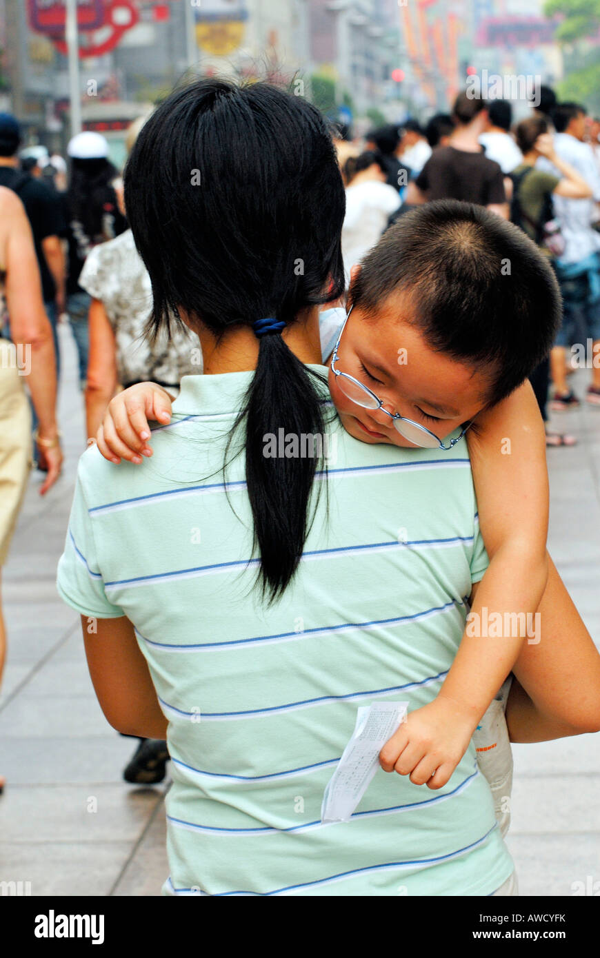 Mère avec un enfant fatigué, Shanghai, Chine, Asie Banque D'Images