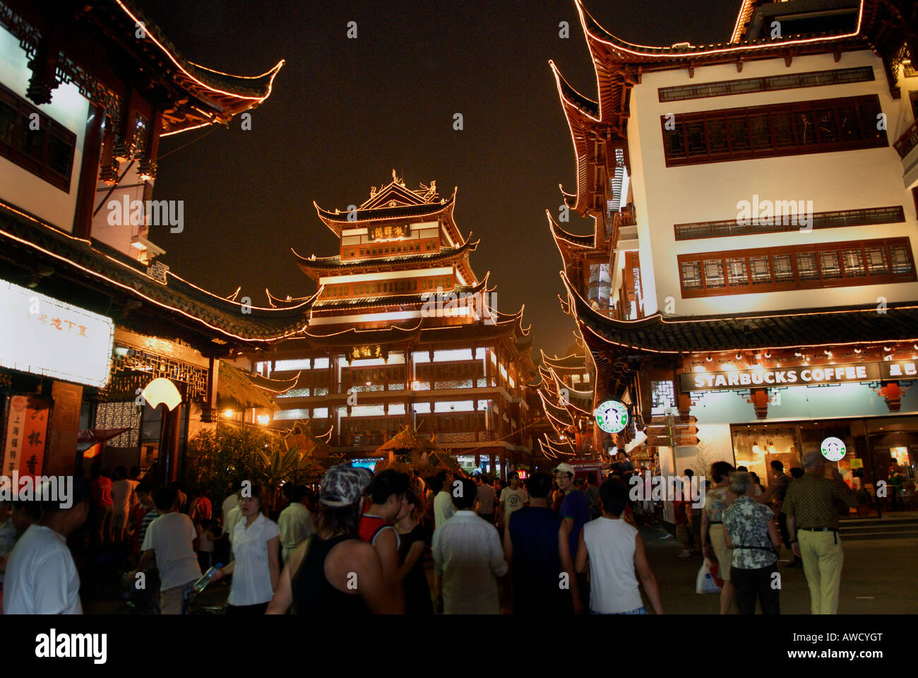 Nouveau quartier construit à l'Yu-jardin dans la soirée, Shanghai, Chine, Asie Banque D'Images