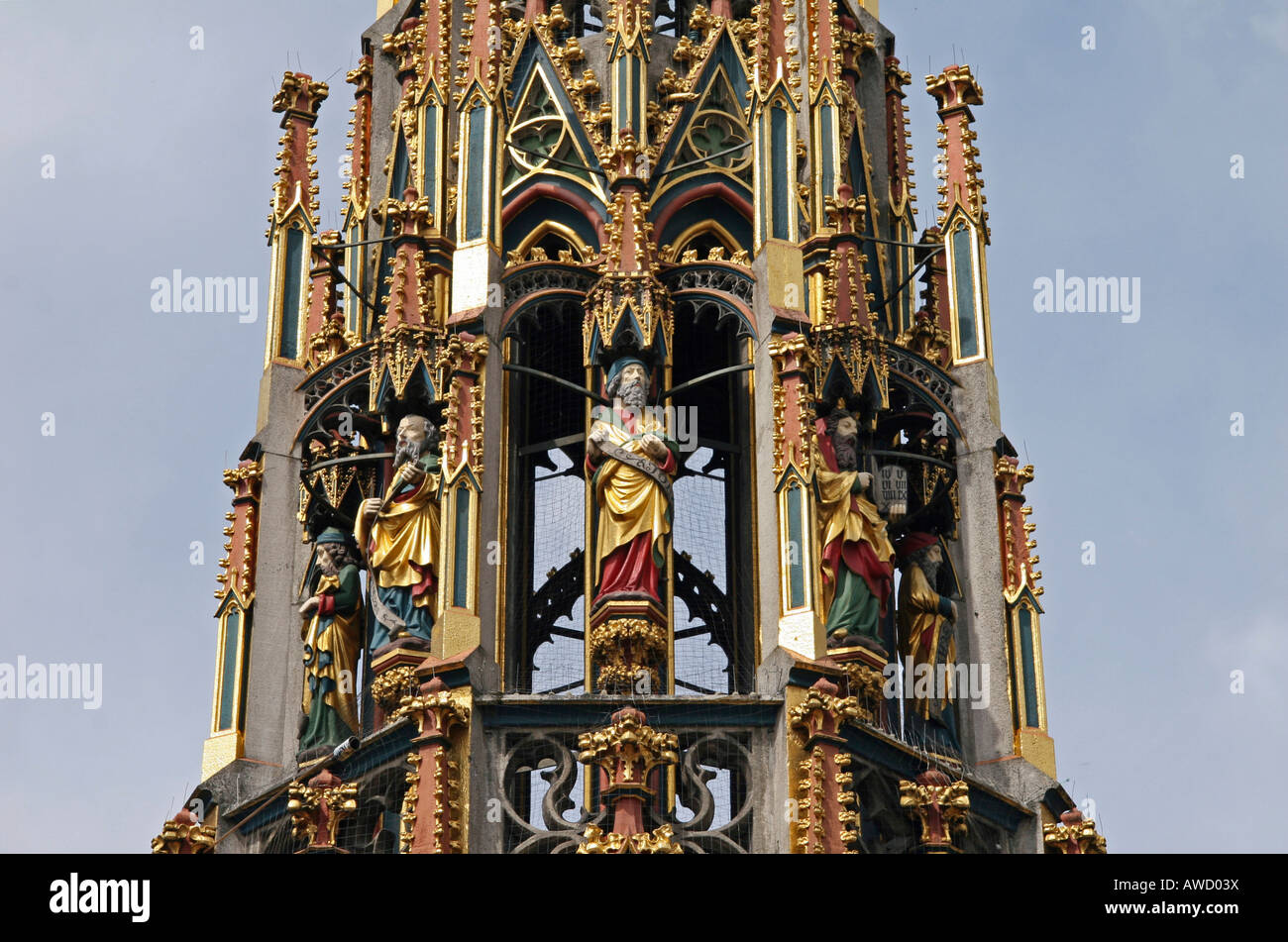 Ornate fountain avec figures de pierre de la forme d'un clocher gothique, Nuremberg, Franconia, Bavaria, Germany, Europe Banque D'Images