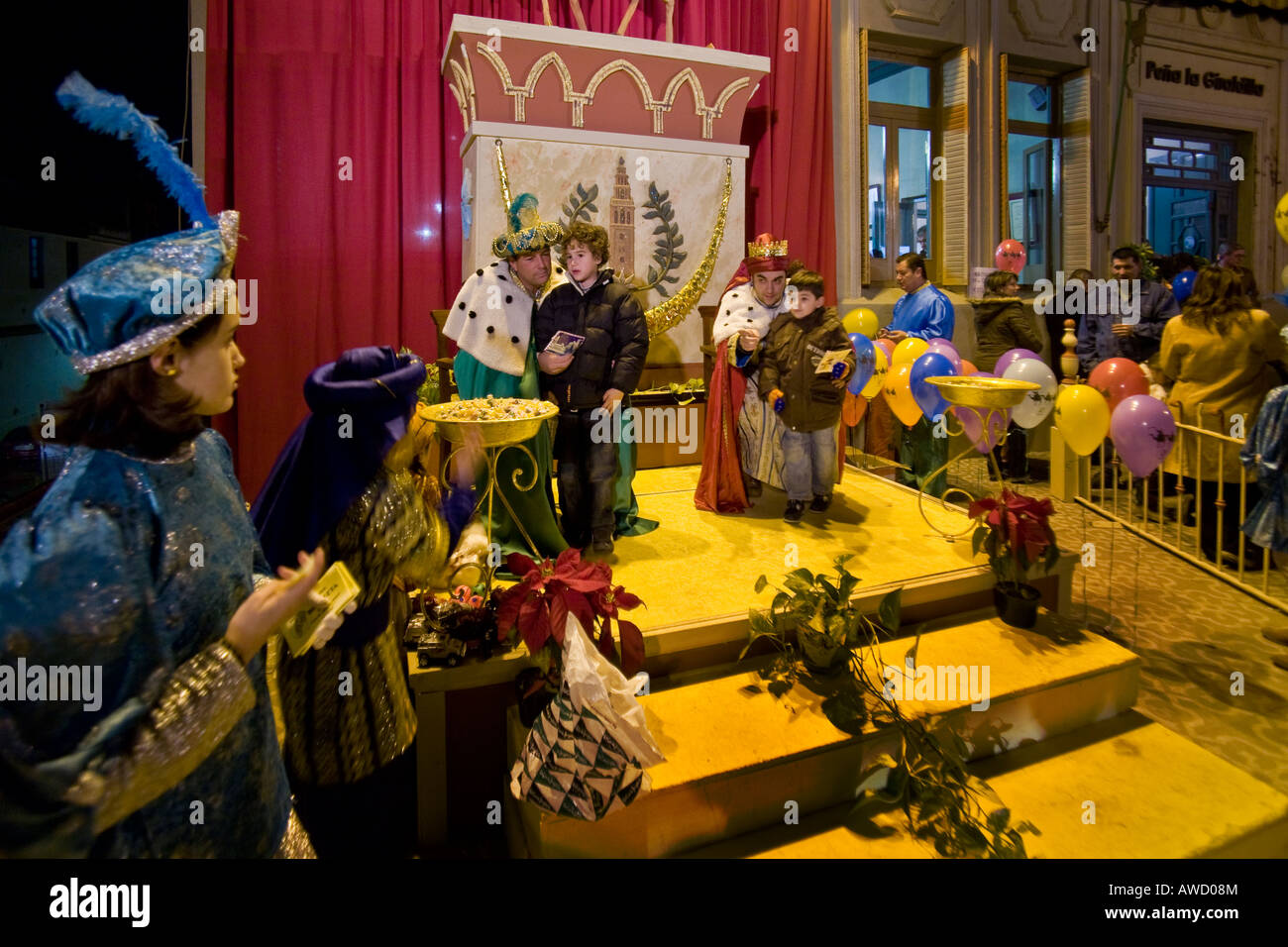 Deux des trois rois parler aux jeunes enfants avant de leur présente représentant les dons des rois mages en Espagne Carmona Banque D'Images