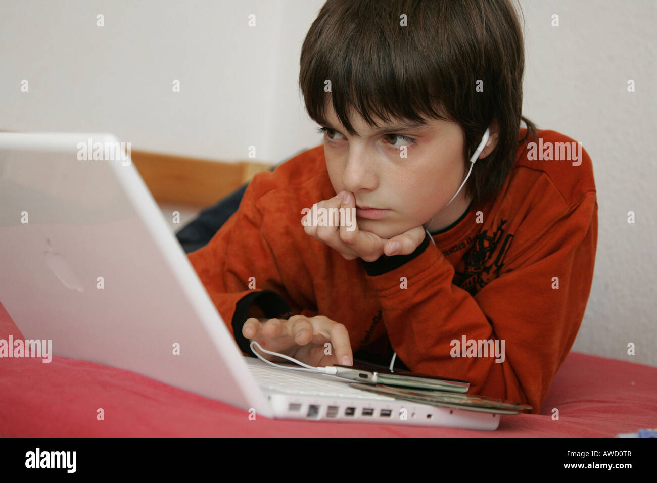 Boy le téléchargement de musique sur internet Banque D'Images