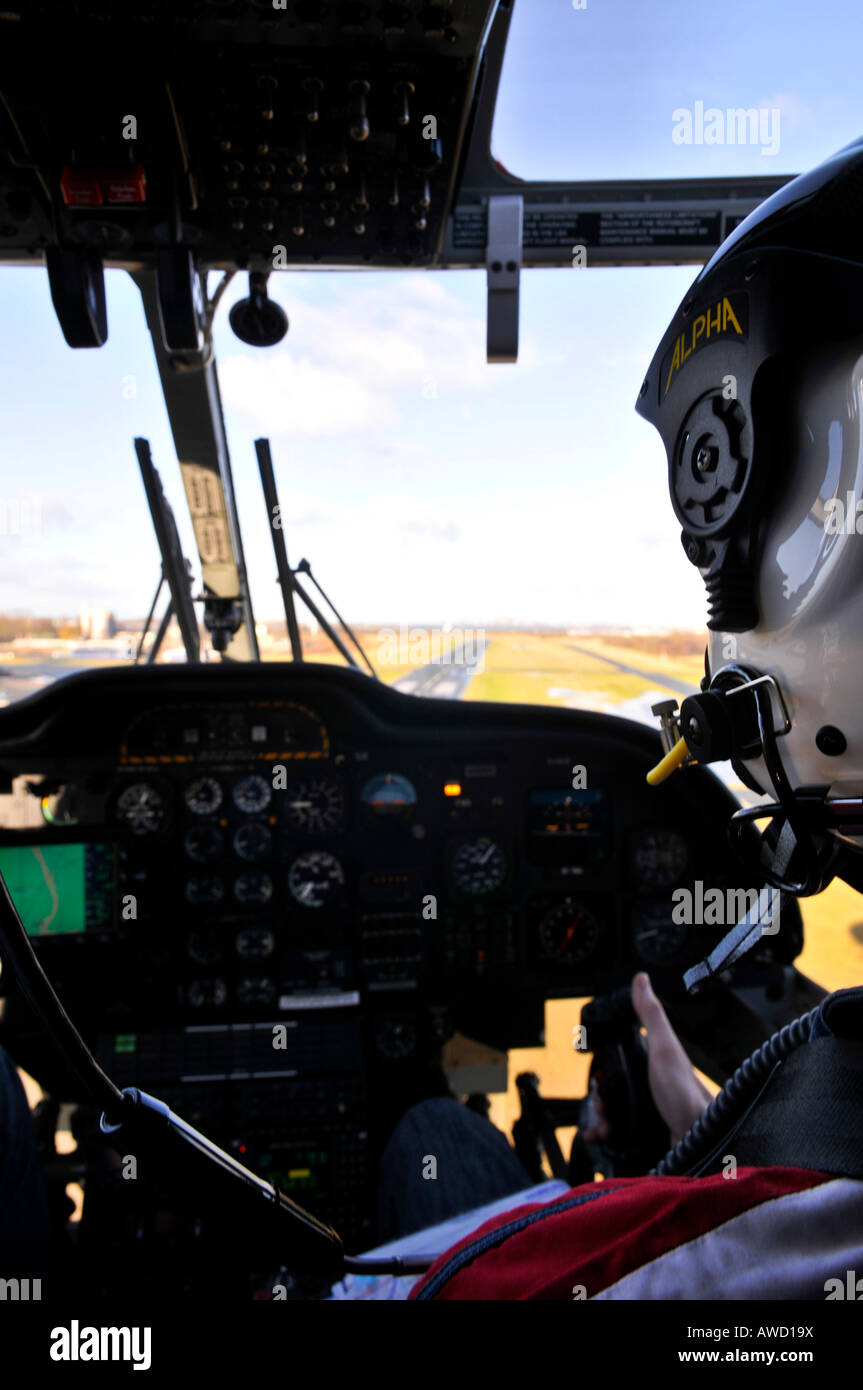 Pilote d'hélicoptère Eurocopter BK 177 préparation à l'atterrissage Banque D'Images