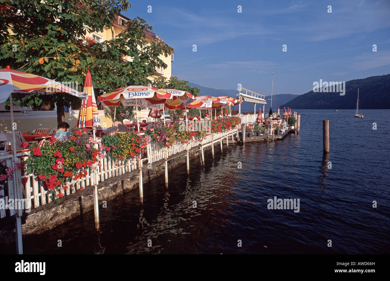 Restaurant avec terrasse au bord du lac au lac Millstatt, Millstatt, Carinthie, Autriche, Europe Banque D'Images