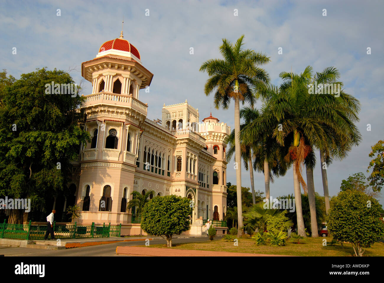 L'architecture coloniale cubaine, palmiers royaux (Roystonea regia) croissant autour d'une villa mauresque à Cienfuegos, Cuba, les Caraïbes, l'Ameri Banque D'Images