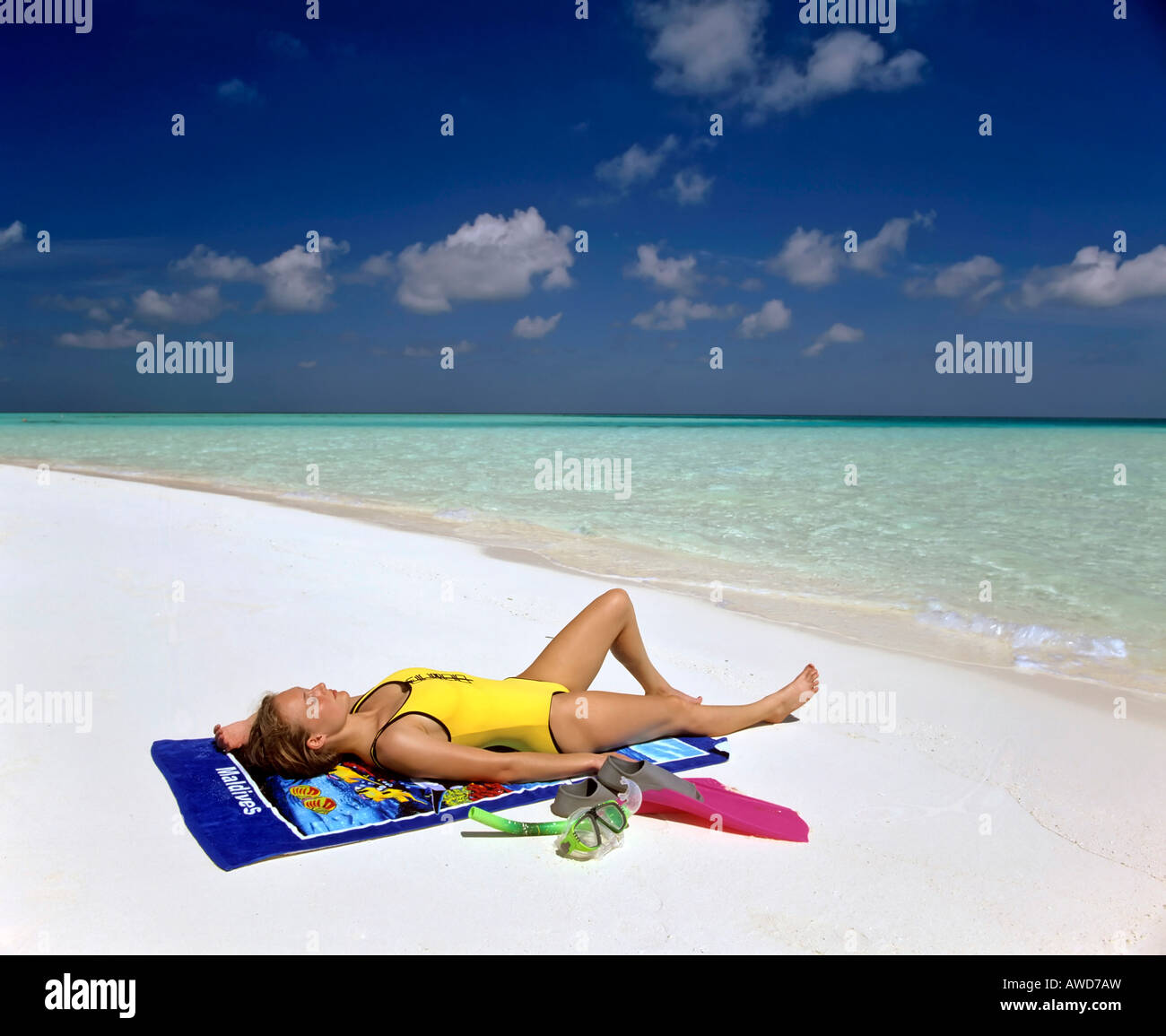 Jeune femme avec matériel de plongée sur la plage de rêve, Maldives, océan Indien Banque D'Images