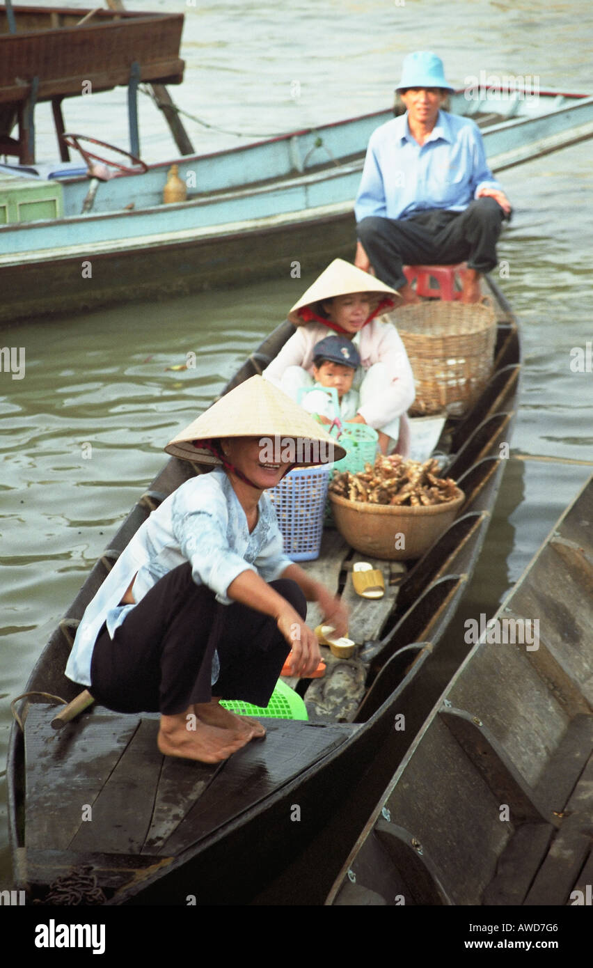 Sur le bateau de la famille, au Vietnam Banque D'Images