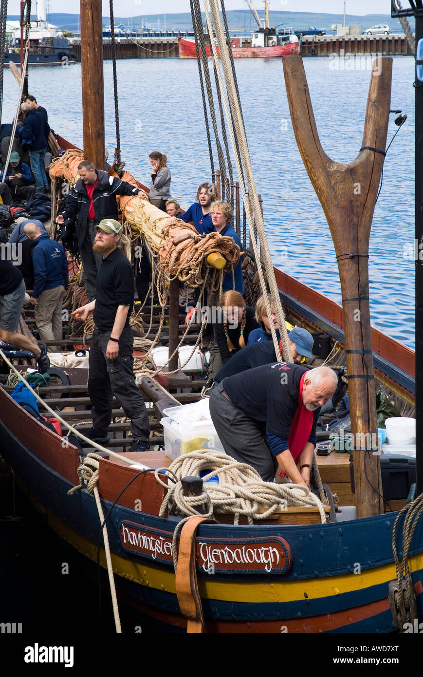 dh Sea Stallion KIRKWALL ORKNEY marins voile principal Havhingsten fra Glendalough viking galley équipage de bateau long navires de long Banque D'Images
