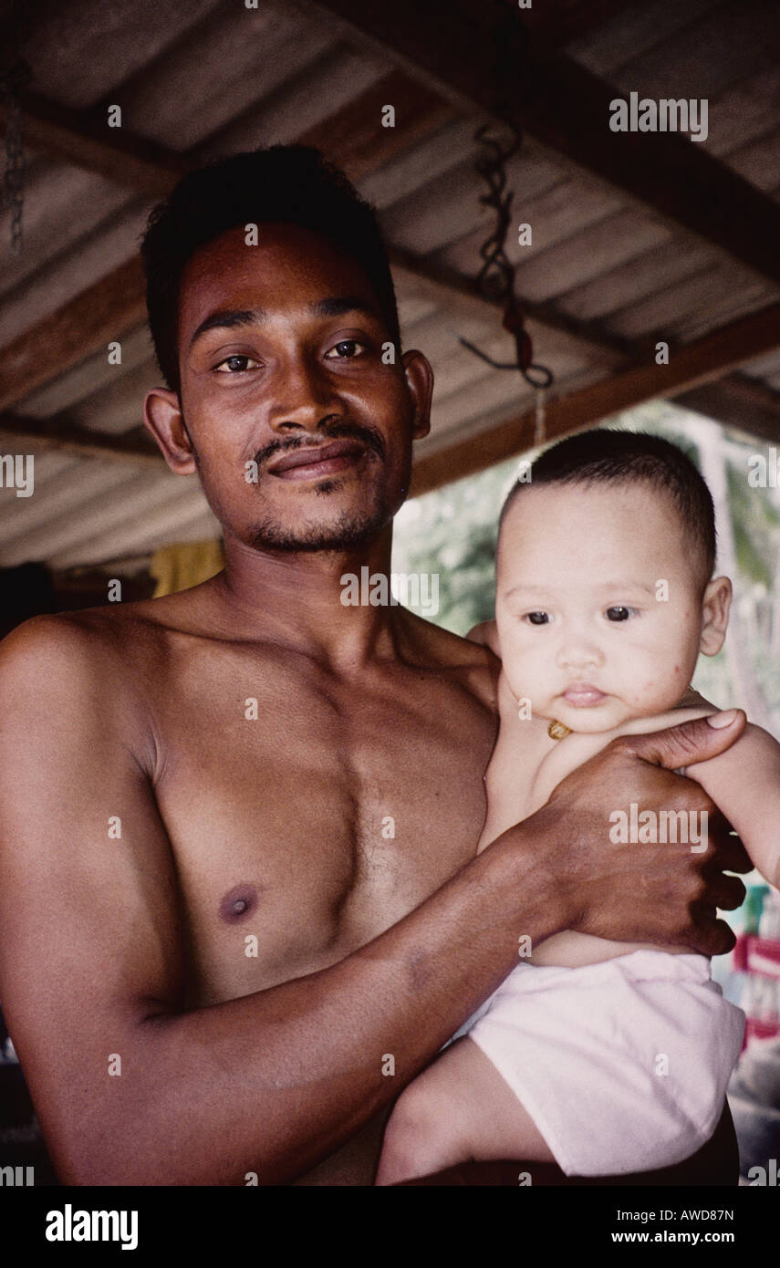 Le père et l'enfant, l'île de Ko Yao Noi, Thaïlande Banque D'Images