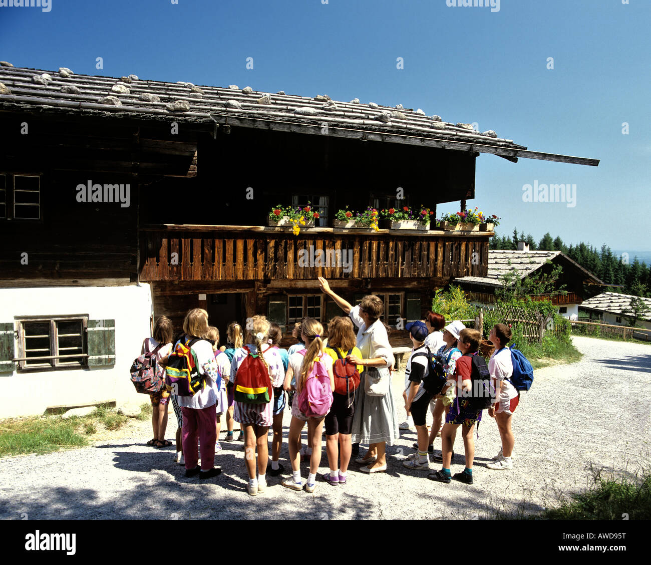 Musée en plein air de Glentleiten, tissage, classe scolaire, Grossweil, Haute-Bavière, Allemagne Banque D'Images