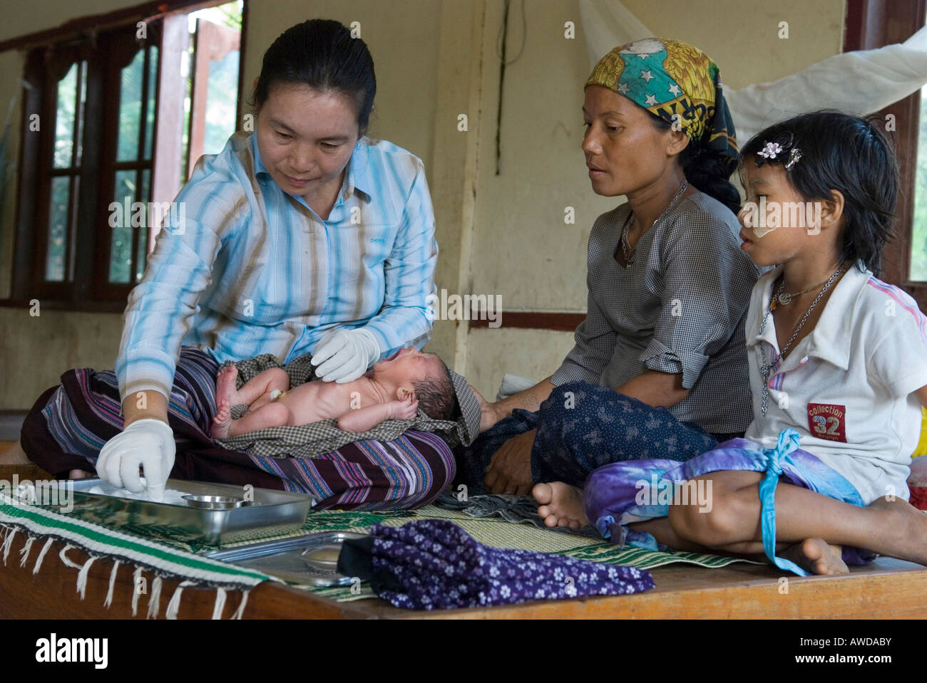 Medic nettoyer un cordon ombilical du nouveau-né, Kou Kou Kou Kou clinique, Swe, village-IDP Région en bordure de la Thaïlande près de Maesot, Bir Banque D'Images