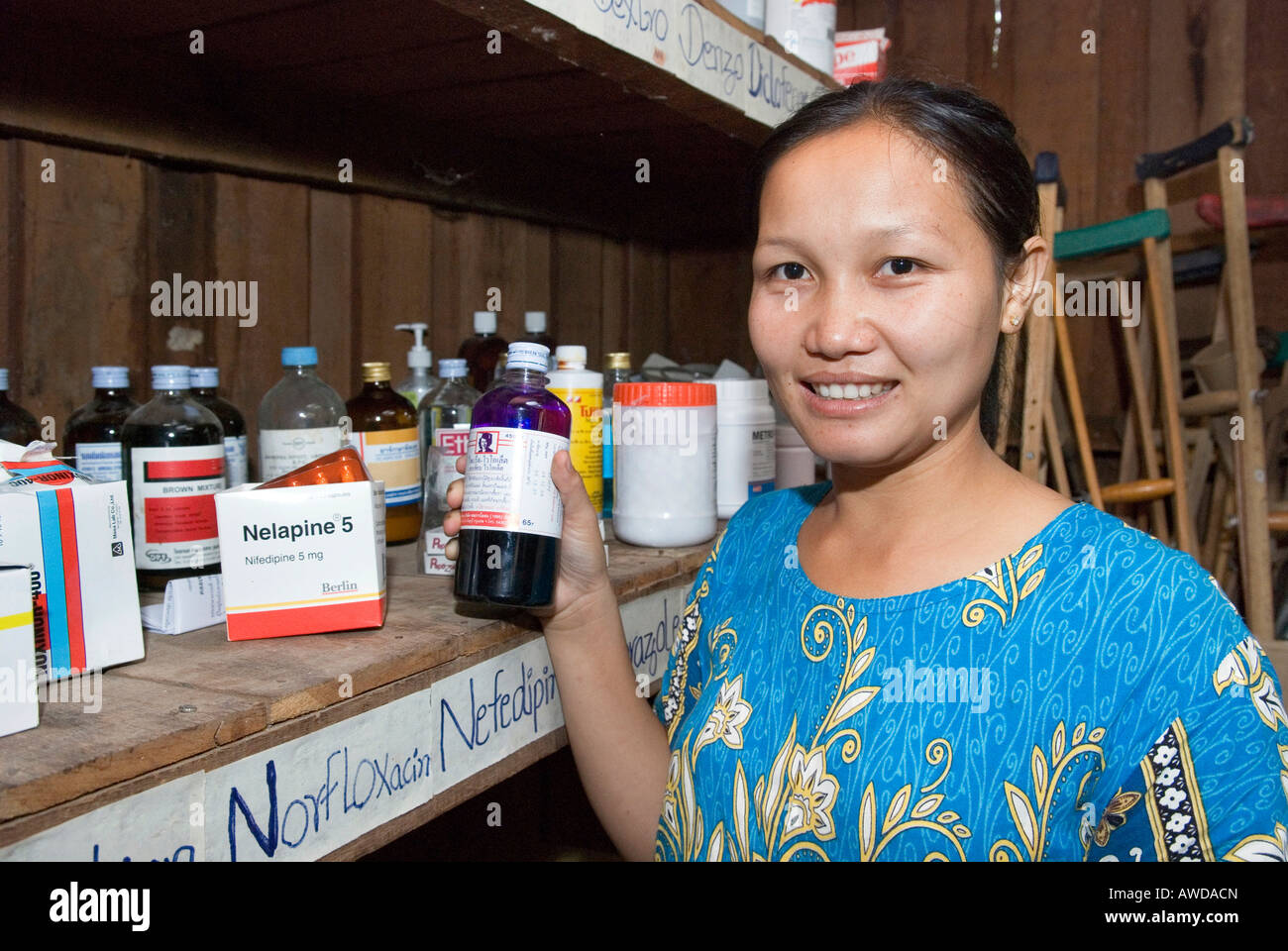 Pharmacien, Kou Kou Kou Kou clinique, Swe, village-IDP Région en bordure de la Thaïlande près de Maesot, Birma Banque D'Images