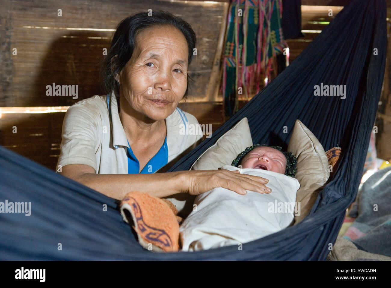 Midwive dandling bébé dans un camp de réfugiés, les buttes ei tu ets, PDI-région en bordure de la Thaïlande près de Mae Sariang, Birma Banque D'Images