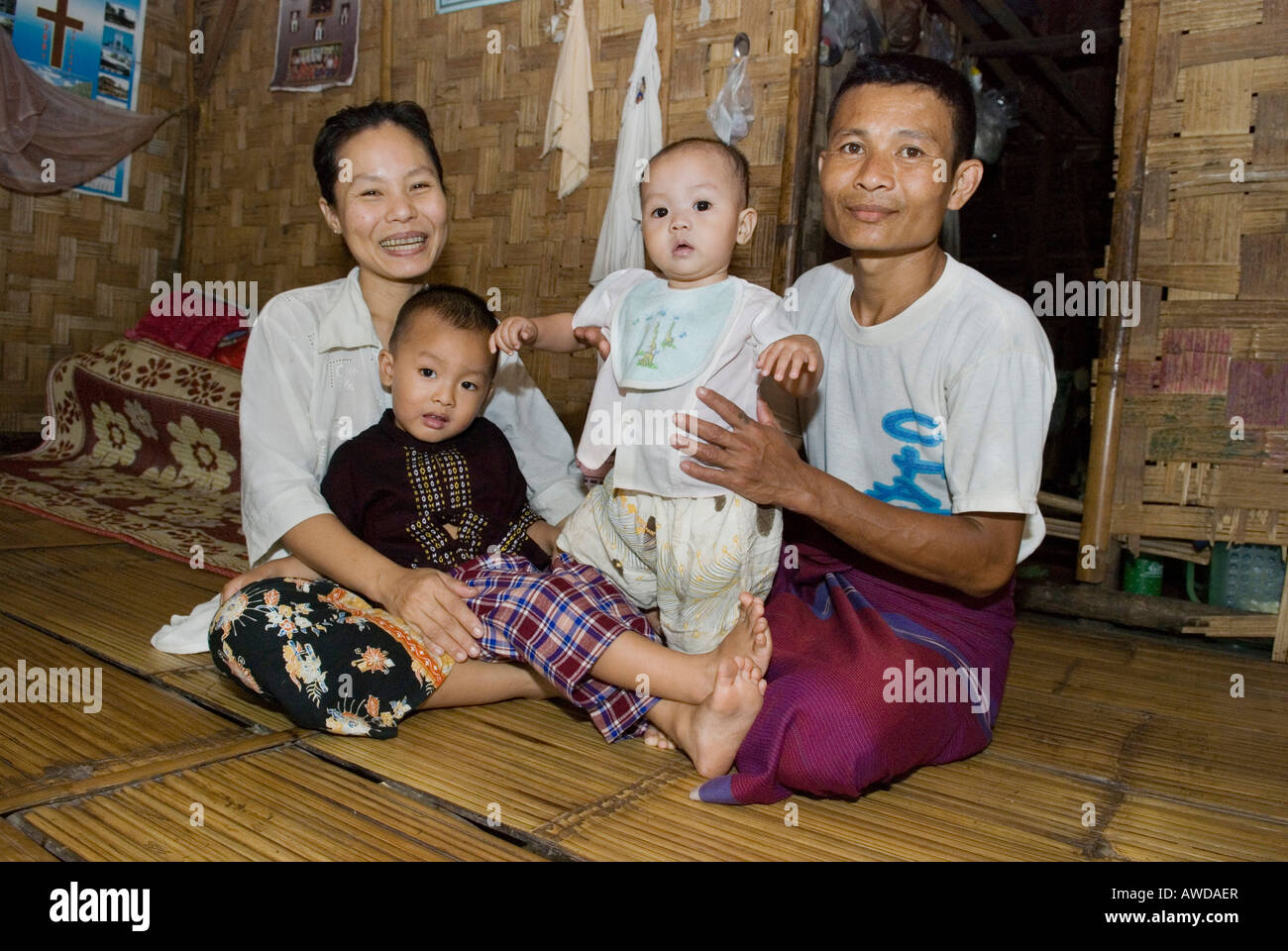 Famille de réfugiés, Mae Ra camp pour réfugiés birmans, Maesot, Thaïlande Banque D'Images