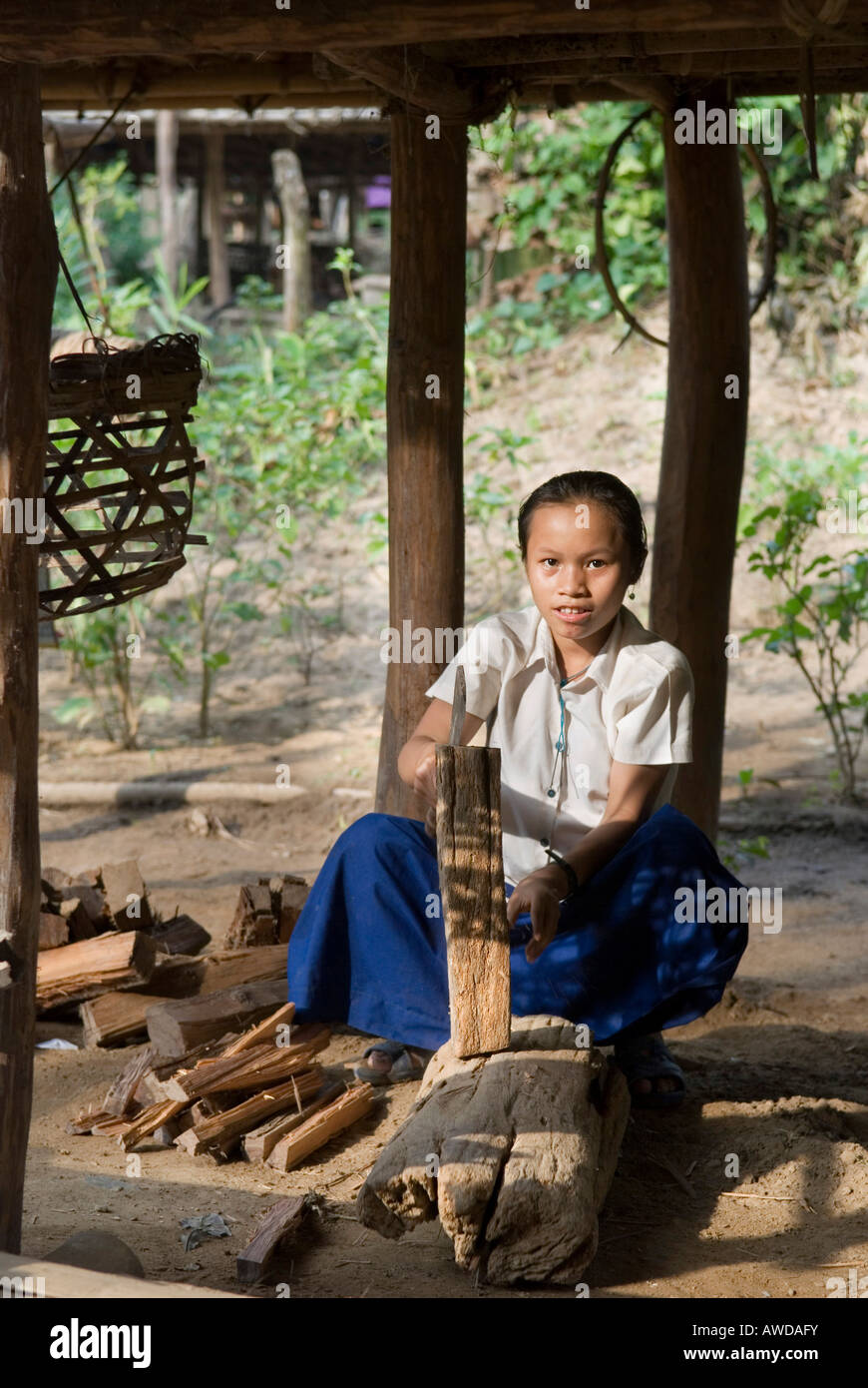 Bois de feu, fille hacking Ie camp de réfugiés Tu ets, PDI-région en bordure de la Thaïlande près de Mae Sariang, Birma Banque D'Images