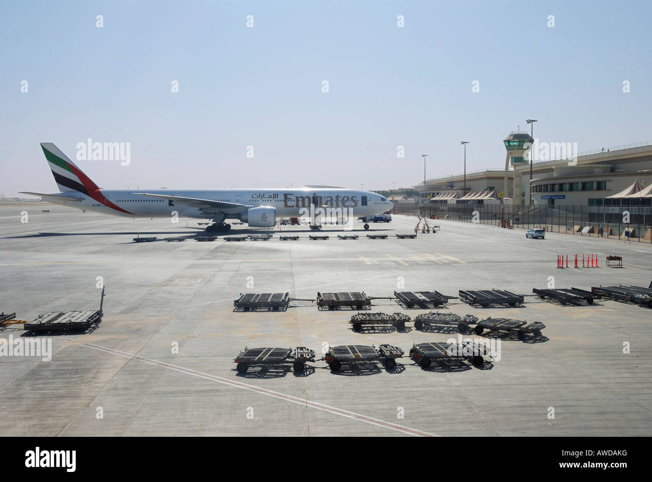 Boeing 777-300 de la compagnie aérienne 'Unis' à l'Aéroport International de Dubaï, Émirats Arabes Unis Banque D'Images