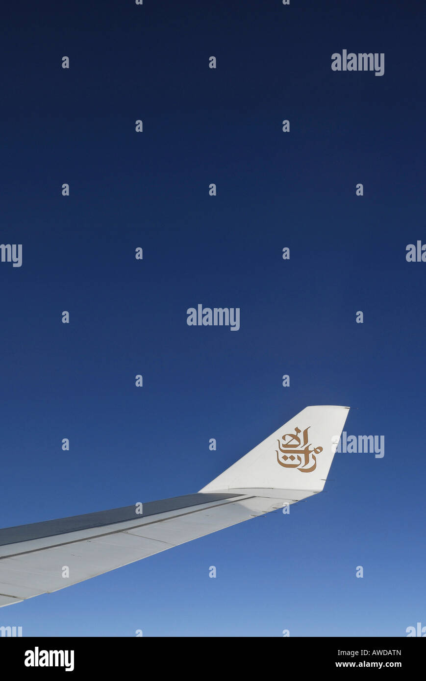 Aile d'un avion Airbus 330-200 de la compagnie aérienne 'Unis' et ciel bleu Banque D'Images