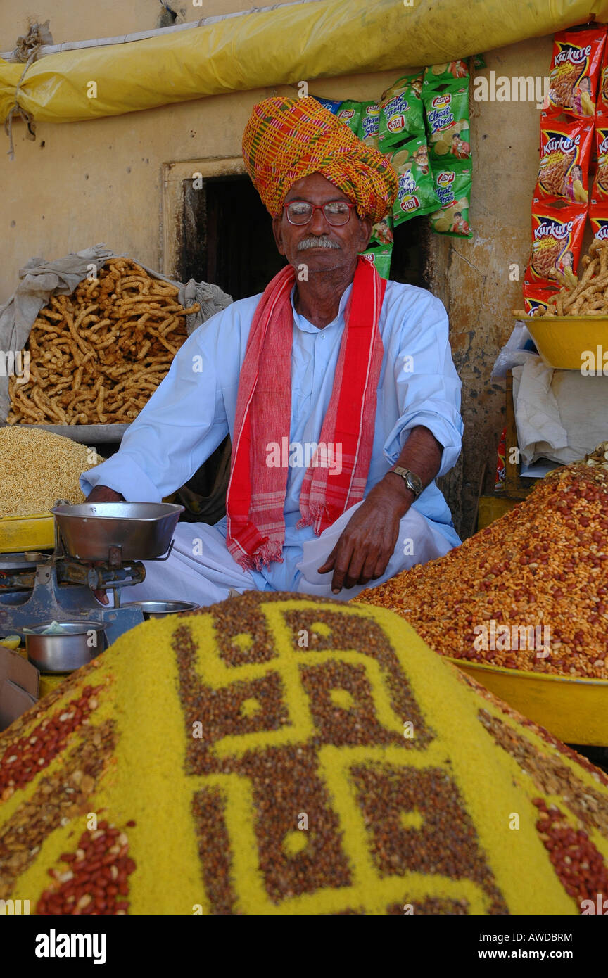 Concessionnaire d'épices en face de l'Amber Palace, Rajasthan, Inde Banque D'Images