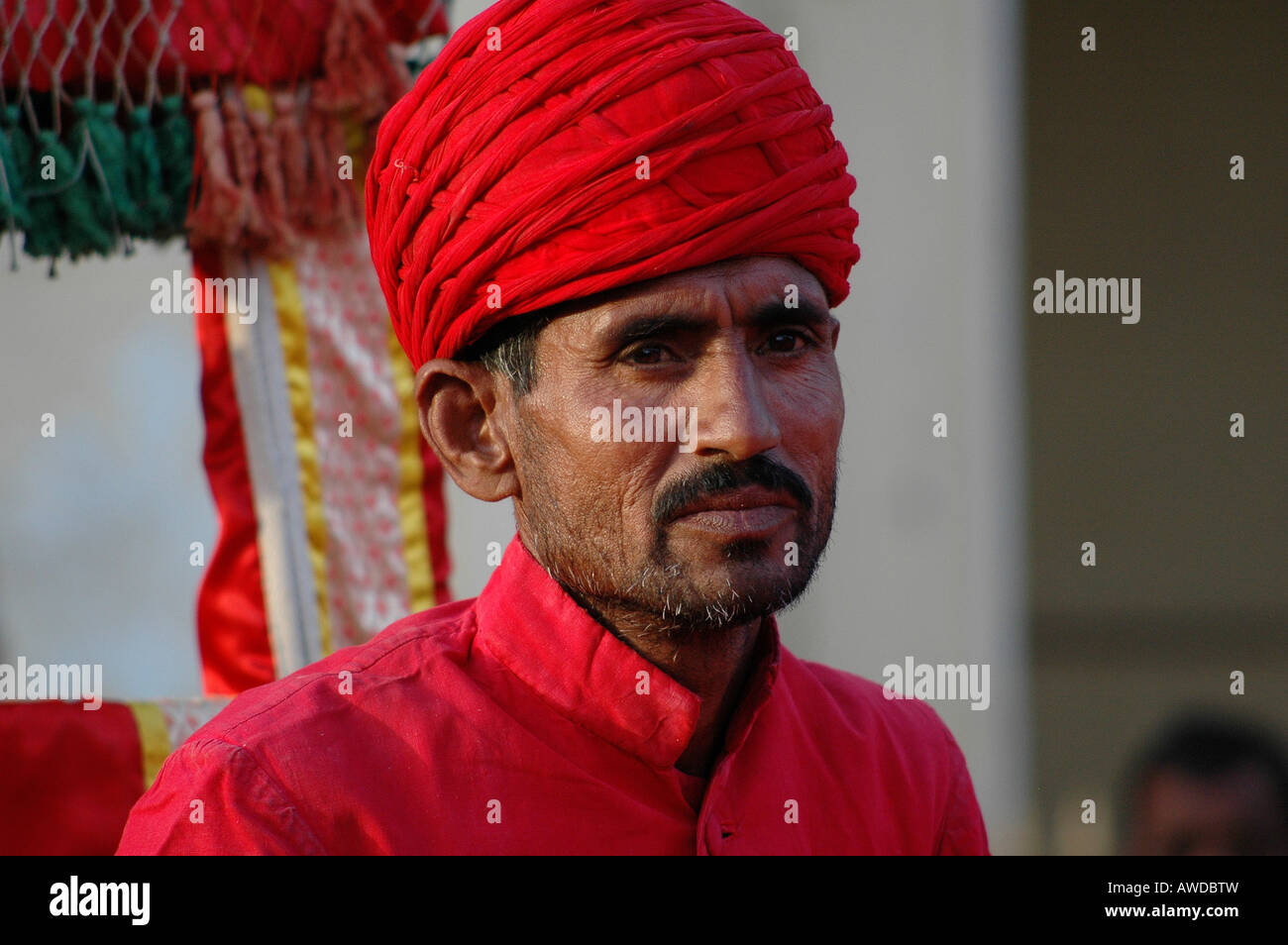 Homme portant un turban au Festival de Gangaur, Jaipur, Rajasthan, Inde Banque D'Images