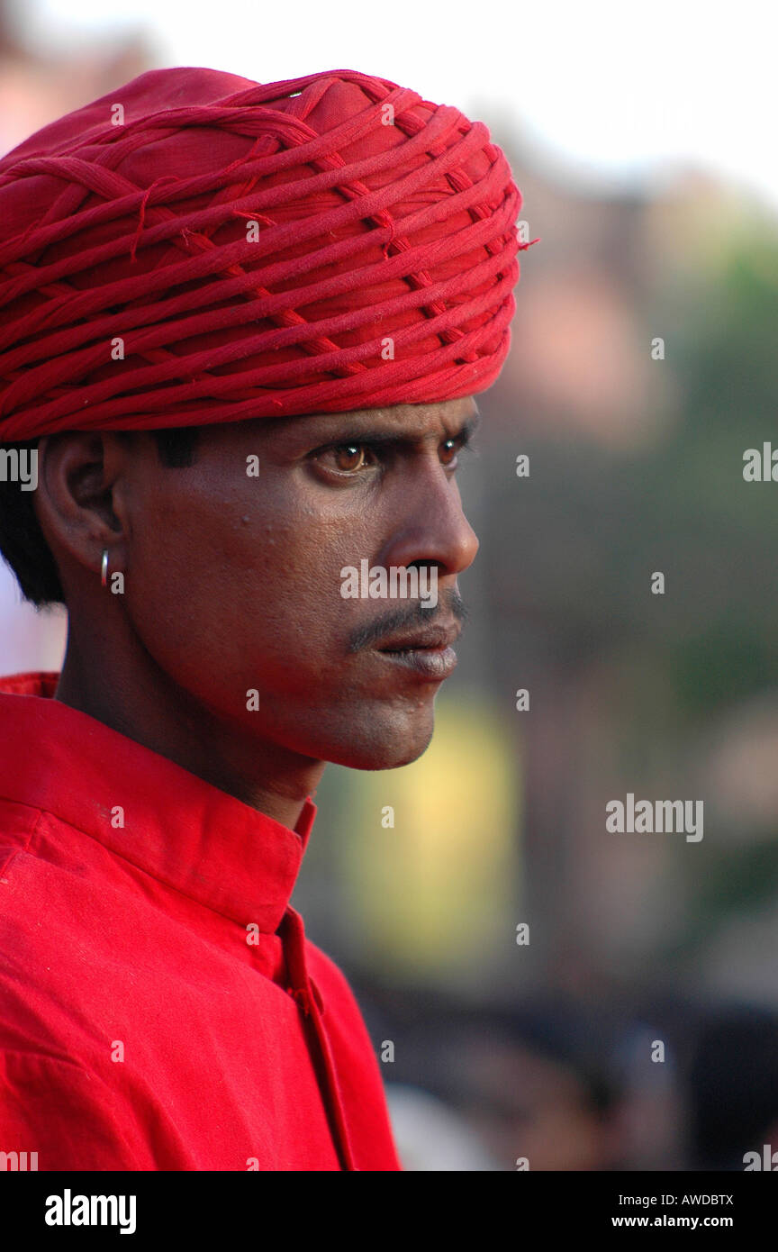 Jeune homme portant un turban au Festival de Gangaur, Jaipur, Rajasthan, Inde Banque D'Images