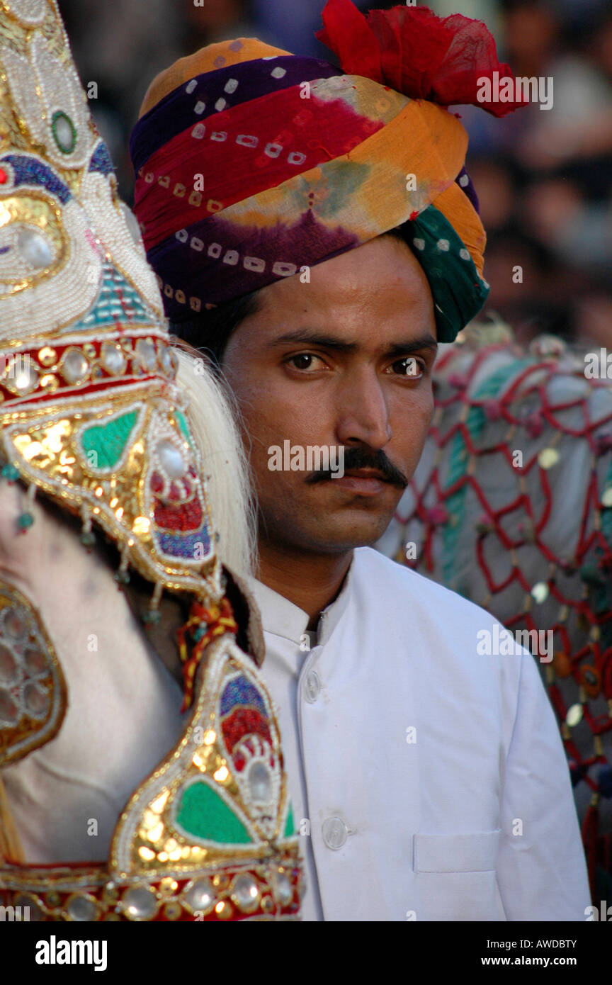 Jeune homme portant un turban au Festival de Gangaur, Jaipur, Rajasthan, Inde Banque D'Images