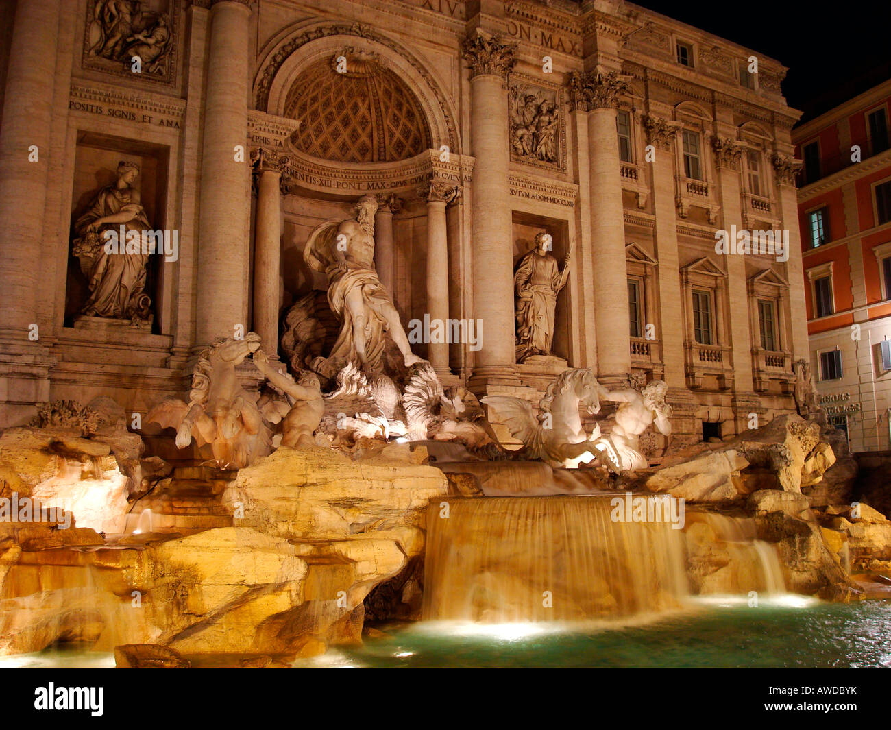 Fontana di Trevi la nuit, Rome, Italie Banque D'Images