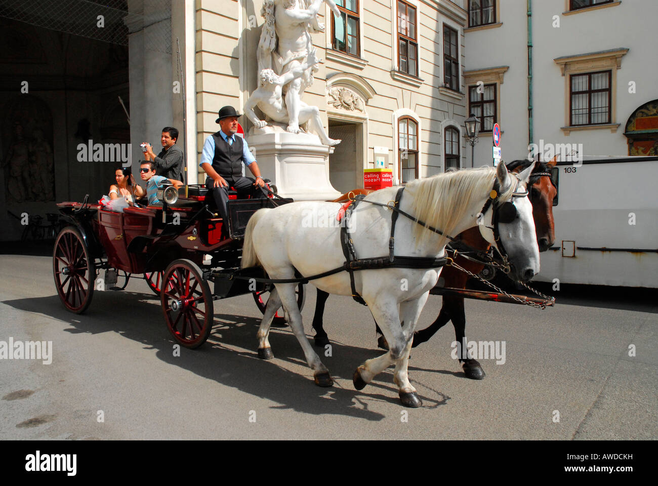 Horse-et-buggy en face de la Hofburg, Vienne, Autriche, Europe Banque D'Images