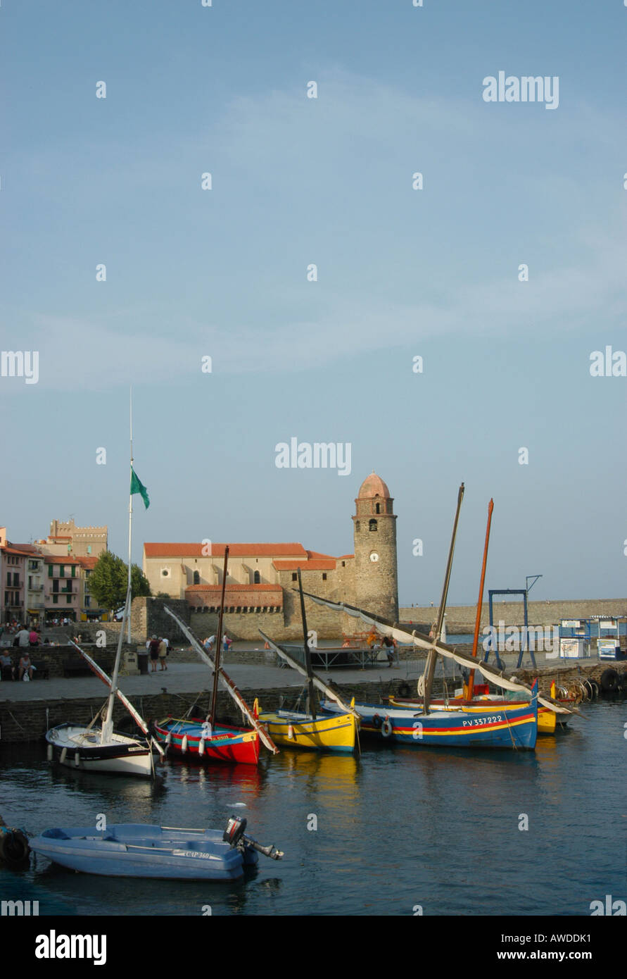 Le port de Collioure et des bateaux de pêche, près de Pepignan dans le sud de la France Banque D'Images