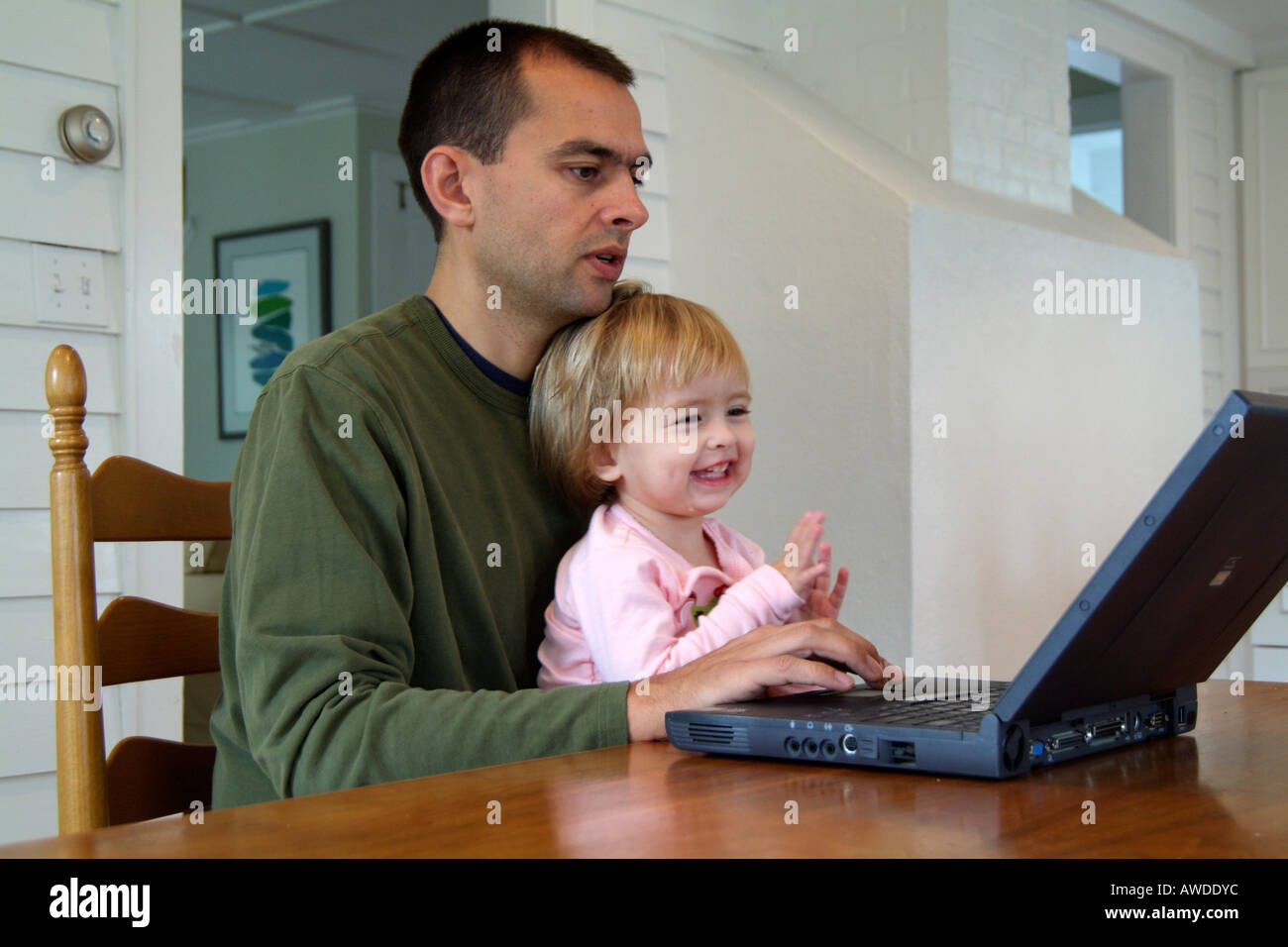 Une petite fille aux doigts sur le clavier d'apprendre à utiliser un  ordinateur portable avec l'aide de son père USA Octobre 2006 Photo Stock -  Alamy