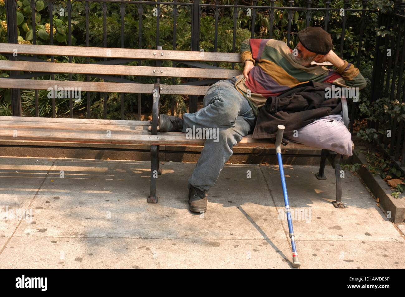 Les sans-abri assis dans le Madison Square Park New York USA Banque D'Images
