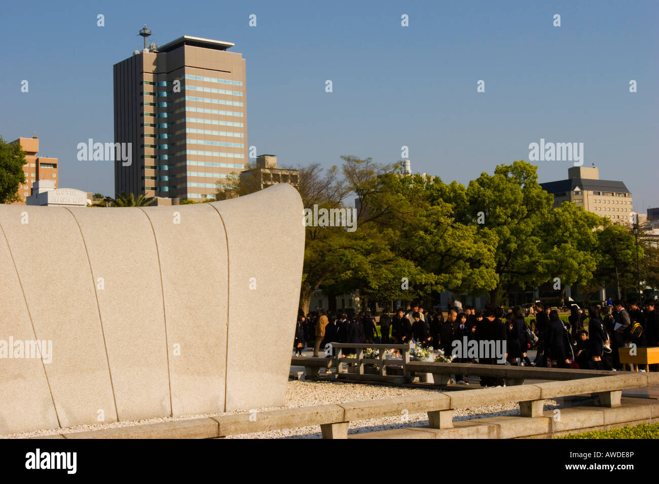 Vue sur le cénotaphe du Parc de la paix construit aux milliers de victimes tuées par la première bombe atomique. Banque D'Images