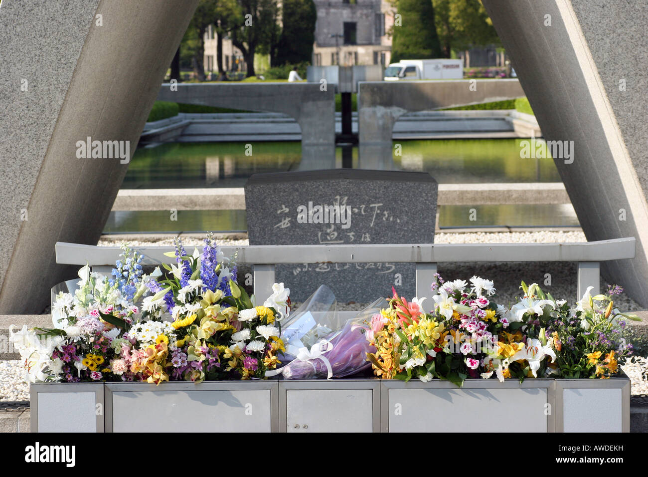 Les fleurs sont placés devant le cénotaphe construit aux milliers de victimes tuées par la première bombe atomique Banque D'Images