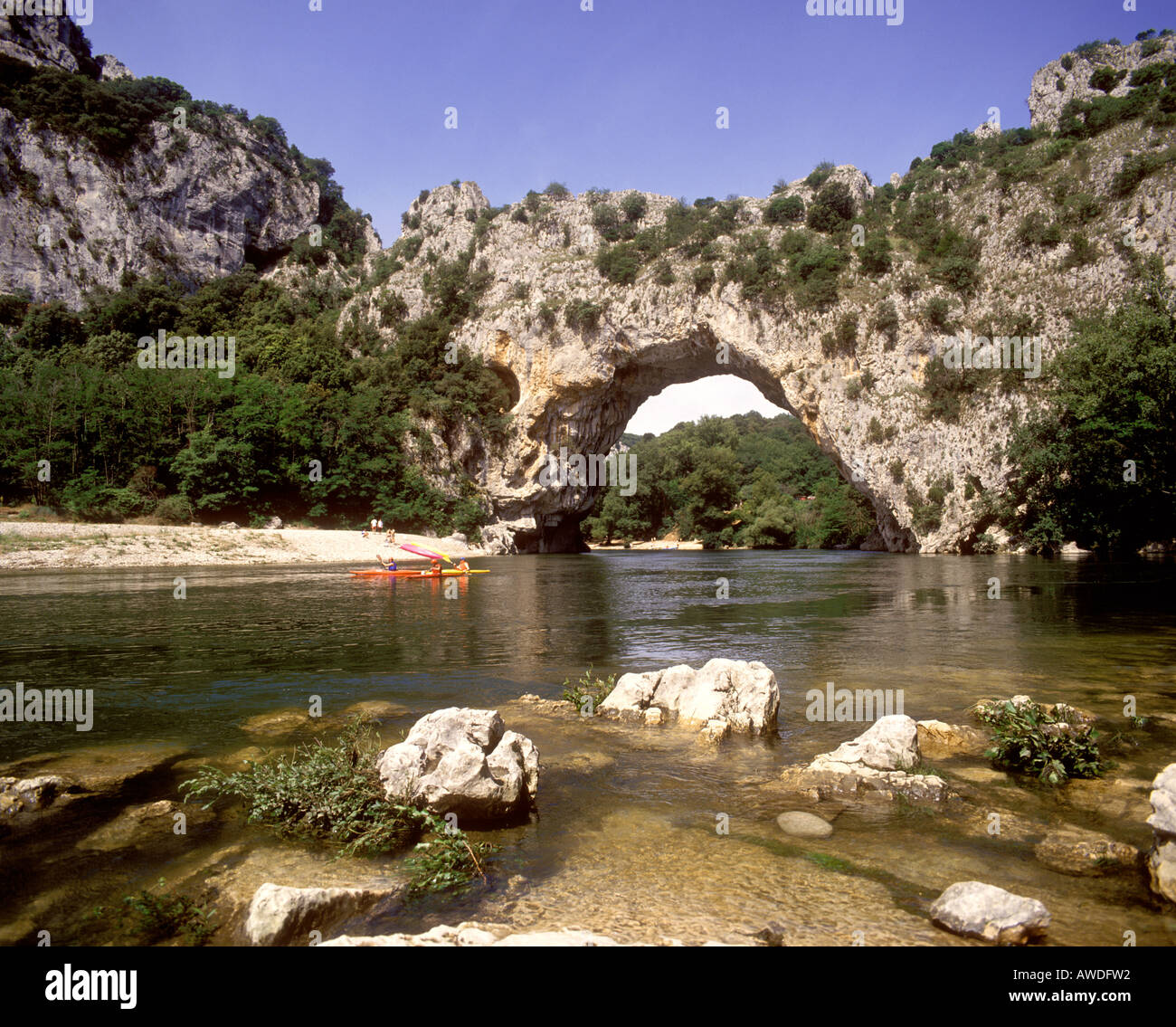 La France, l'Ardèche, Pont d'Arc, vue sur le pont d'Arc sur la rivière Ardèche Banque D'Images
