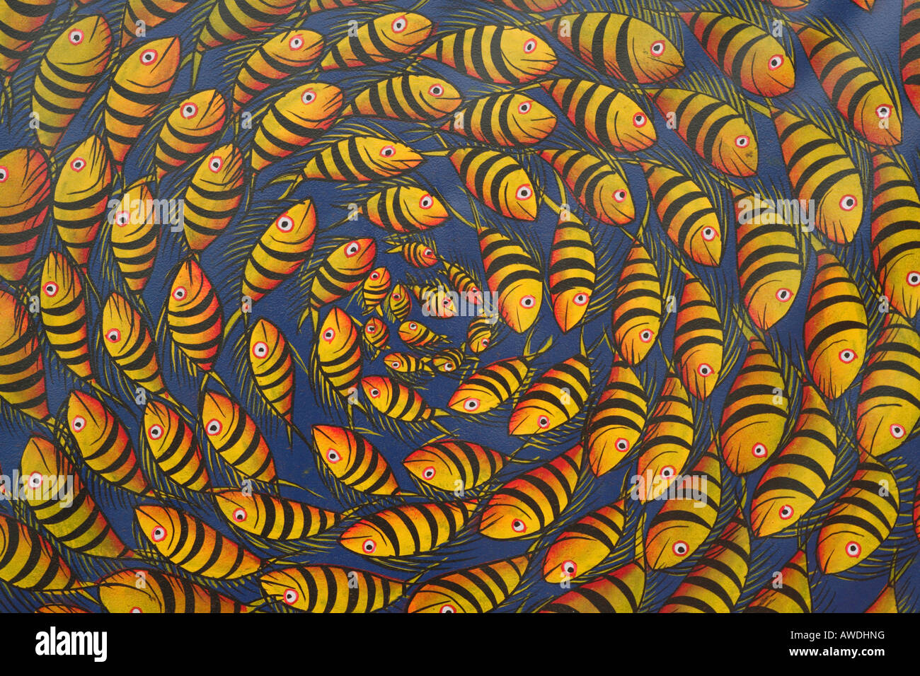 Peinture africaine d'un cercle de poissons multicolores sur un fond bleu Banque D'Images