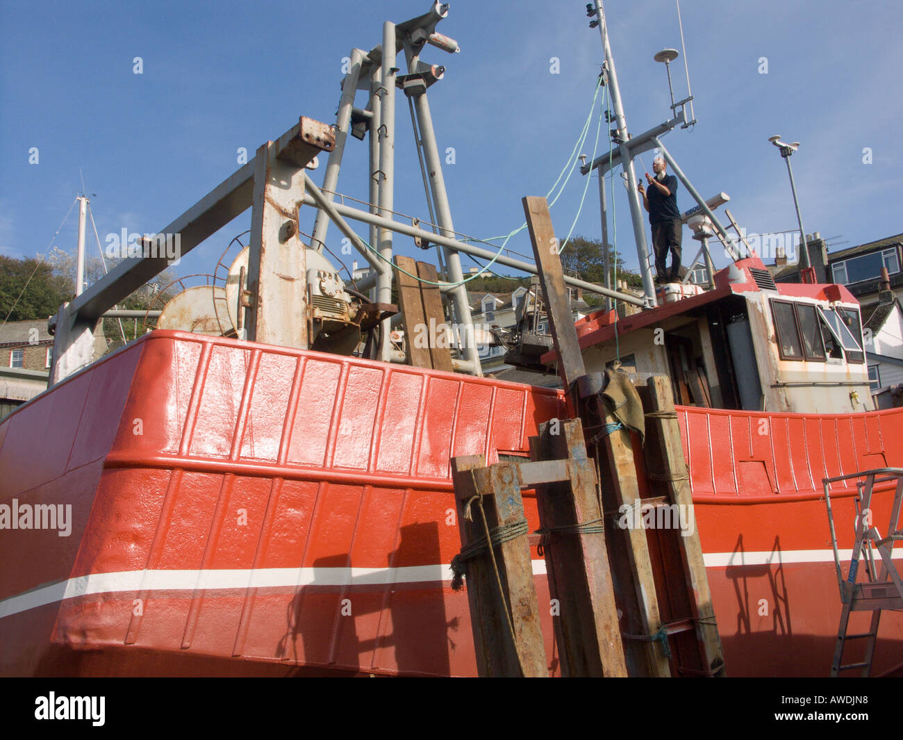 Travailler sur un bateau de pêche dans un chantier naval de Cornouailles Photo Stock Alamy