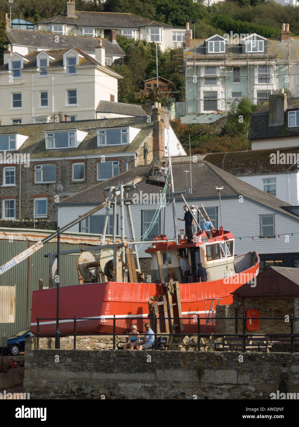 Travailler sur un bateau de pêche dans un chantier naval de Cornouailles Photo Stock Alamy