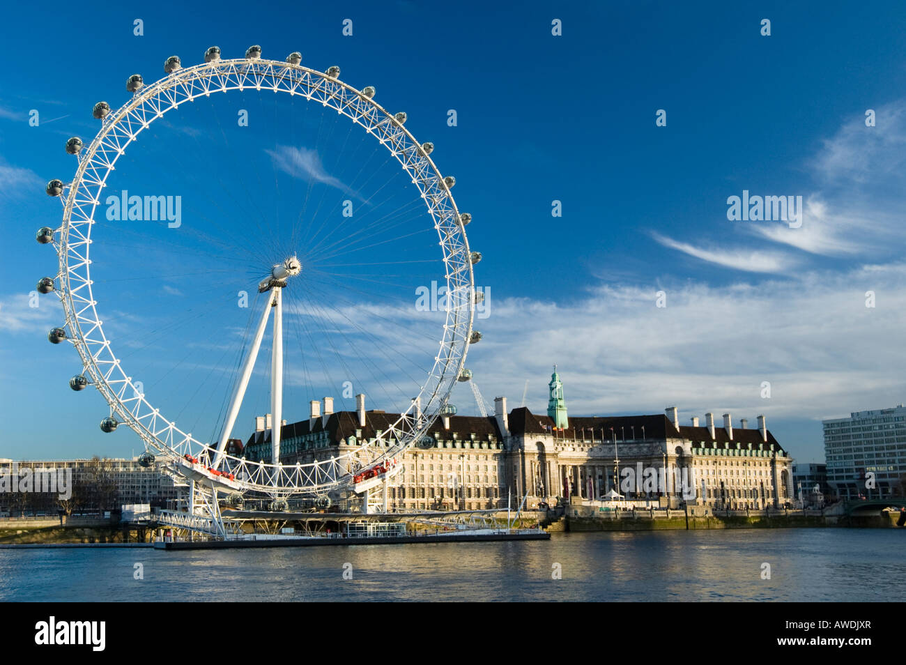 London Eye sur la rive sud de la Tamise Banque D'Images