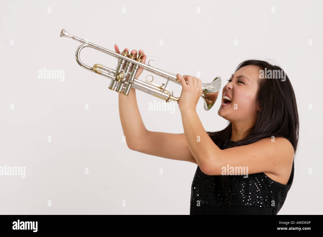 Photographie d'une jolie fille asiatique cris dans une trompette Photo  Stock - Alamy