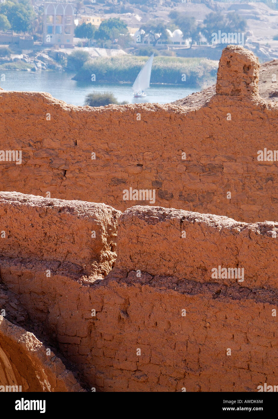 Vue depuis les ruines du monastère de Saint Siméon vers le Nil à Assouan, Égypte Banque D'Images