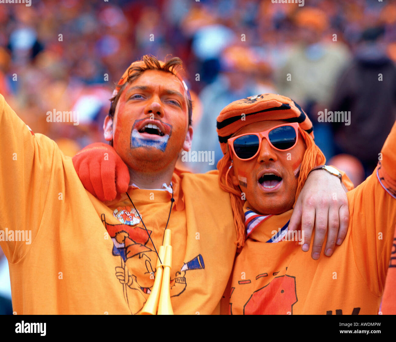 Les fans de football néerlandais fun portrait orange jouer jeu soccer fan  fou cheer Pays-bas Hollande Europe partisan homme heureux shout Photo Stock  - Alamy