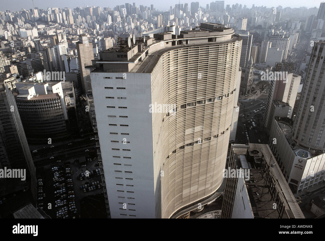 Le centre de la ville de Sao Paulo au Brésil montrant l'immeuble Copan au premier plan Banque D'Images