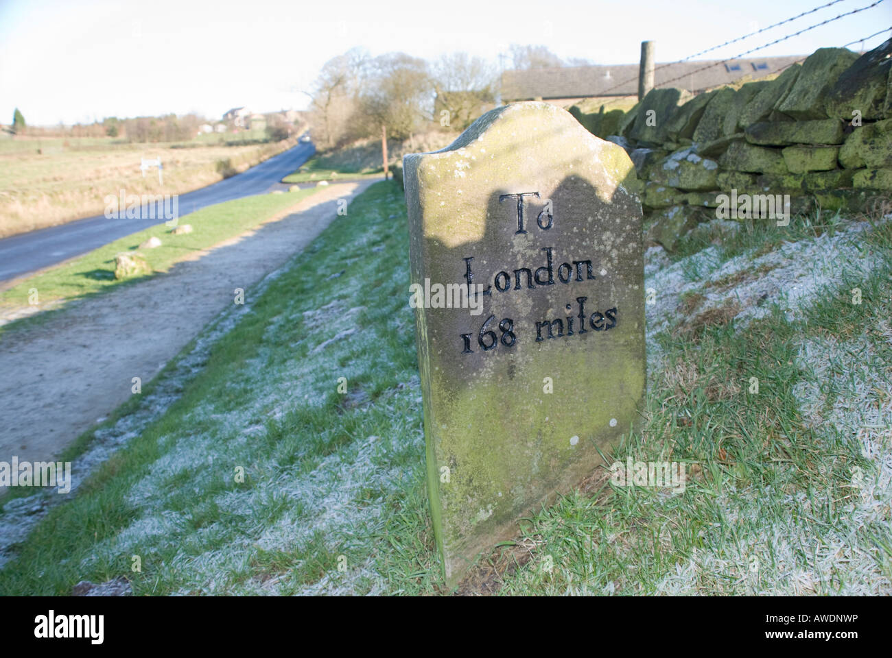 Inscrivez-vous à la lecture de pierre London 168 Miles par mur en pierre sèche Nez Teggs Nr Macclesfield Cheshire UK 2007 Banque D'Images