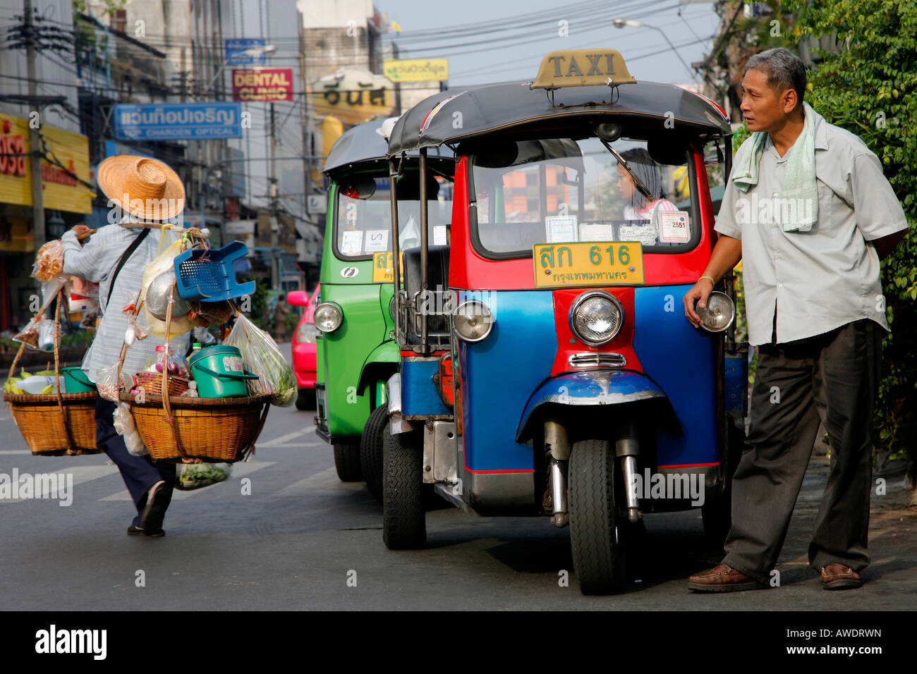 Tuk Tuk avec chauffeur et vendeur sur la rue pasing Khaosan Road Bangkok Banque D'Images