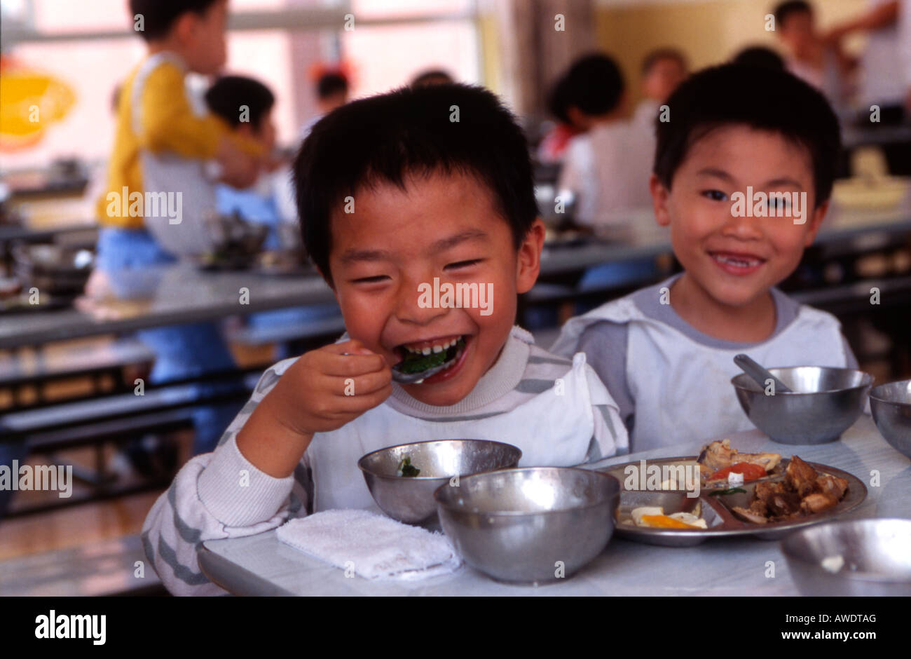 Garçon mange à midi à l'école à Xiamen dans la province du Fujian en Chine Banque D'Images